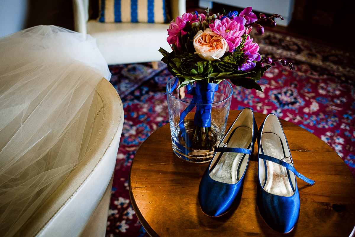 Castello Rosso di Costigliole di Saluzzo. Matrimonio. Scarpe basse blu della sposa e bouquet