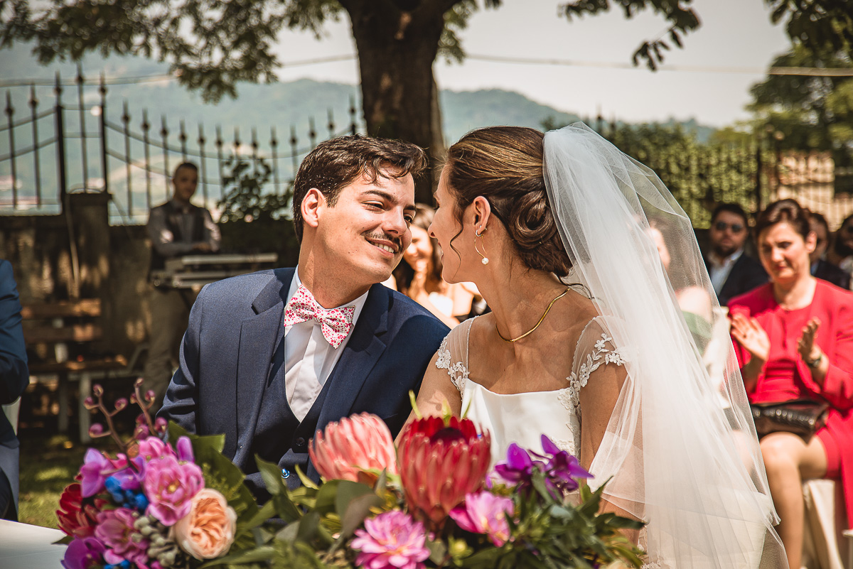 Castello Rosso di Costigliole di Saluzzo. Destination wedding. Cerimonia. Gli sposi si guardano teneramente.