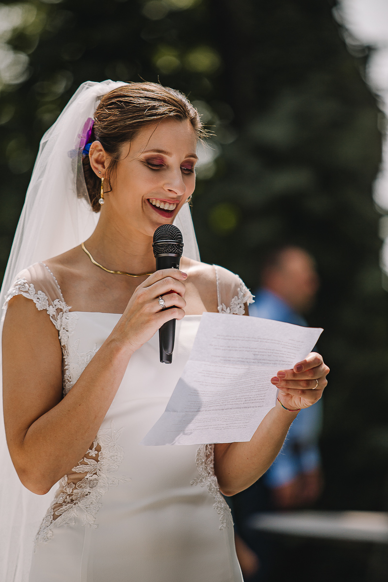 Castello Rosso di Costigliole di Saluzzo. Destination wedding. Cerimonia. Sposa che legge.