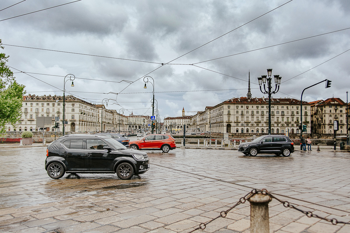 Engagement a Torino, in piazza Vittorio Veneto a Torino di Sara e Gabriel. Panorama della piazza.