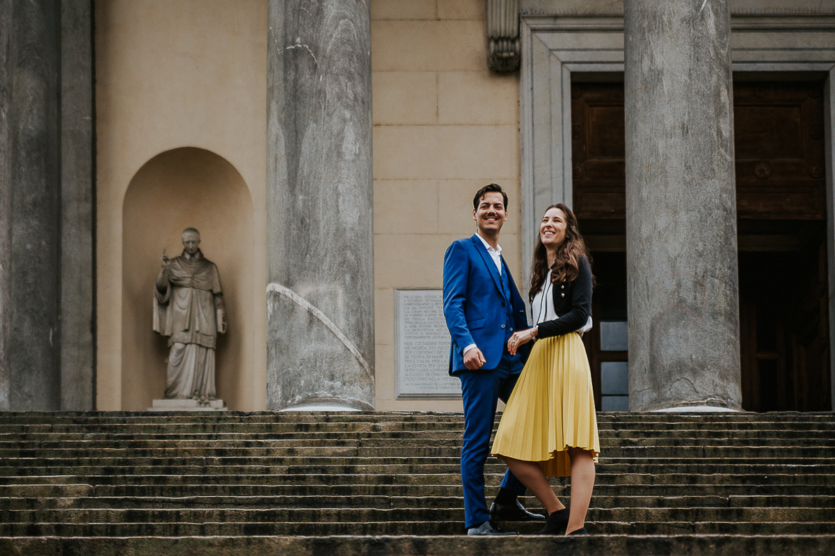 Engagement a Torino, in piazza Vittorio Veneto a Torino di Sara e Gabriel. Coppia sulla scalinata della Gran Madre
