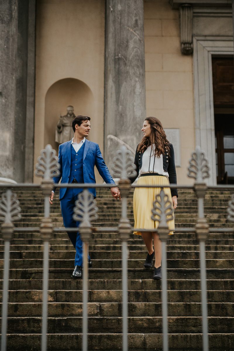 Engagement a Torino, in piazza Vittorio Veneto a Torino di Sara e Gabriel. Coppia scende dalla scalinata della Gran Madre