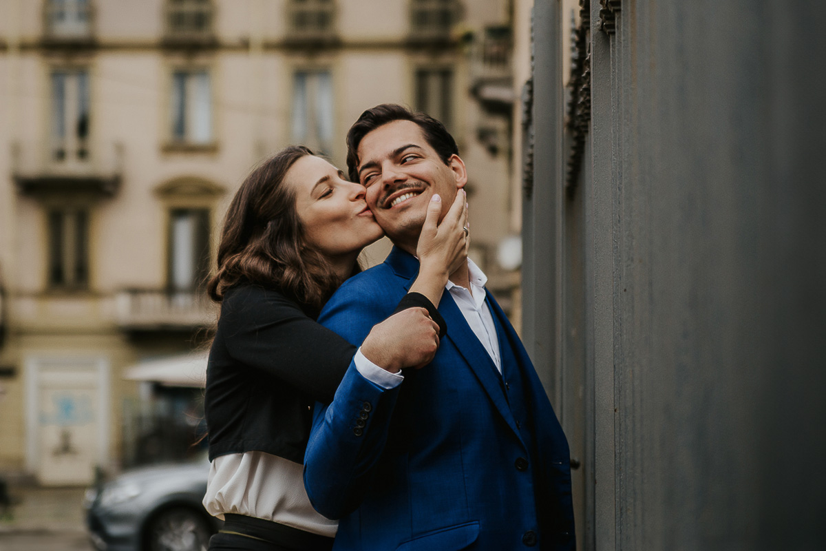 Engagement a Torino, in piazza Vittorio Veneto a Torino di Sara e Gabriel. Coppia sal sulla scalinata della Gran Madre