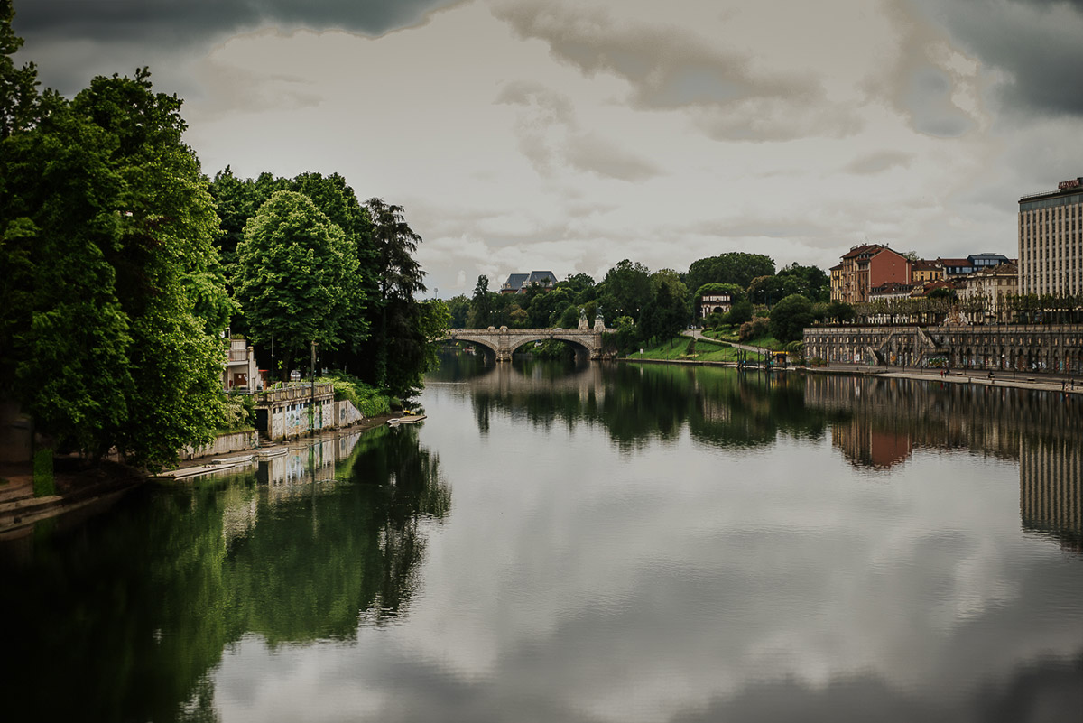 Engagement a Torino, in piazza Vittorio Veneto a Torino di Sara e Gabriel. Fiume Po dal ponte della Gran Madre.