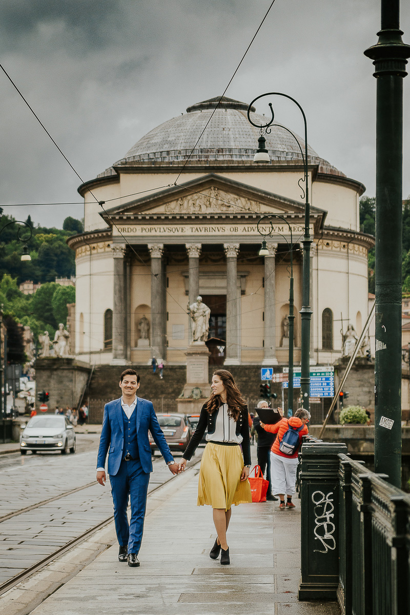 Engagement a Torino, in piazza Vittorio Veneto a Torino di Sara e Gabriel. Coppia cammina sul ponte della Gran Madre