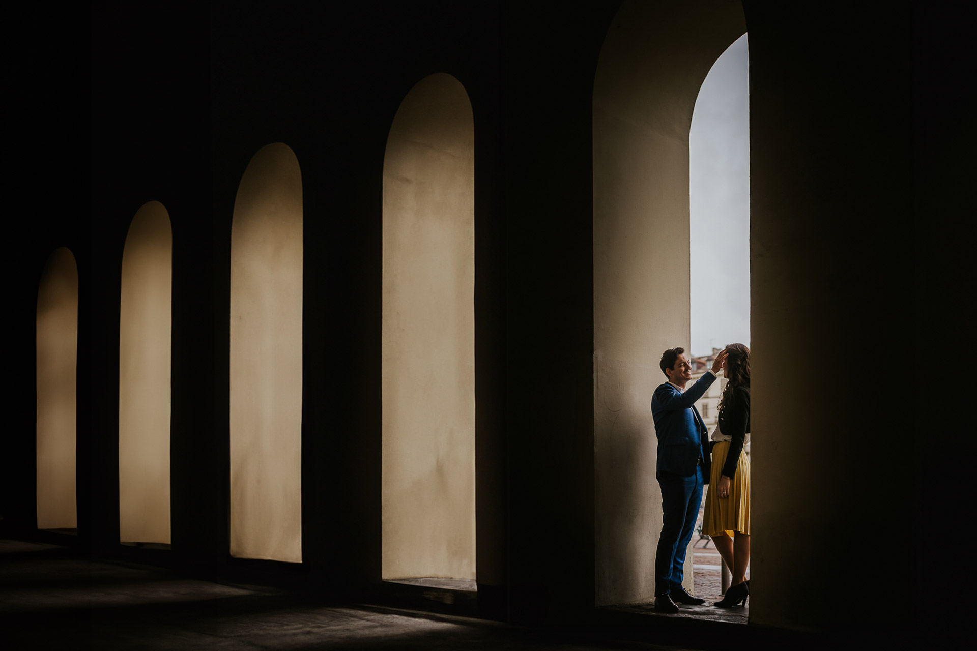 Prewedding in Piazza Vittorio Veneto a Torino. Sarae Gabriel sotto i portici.