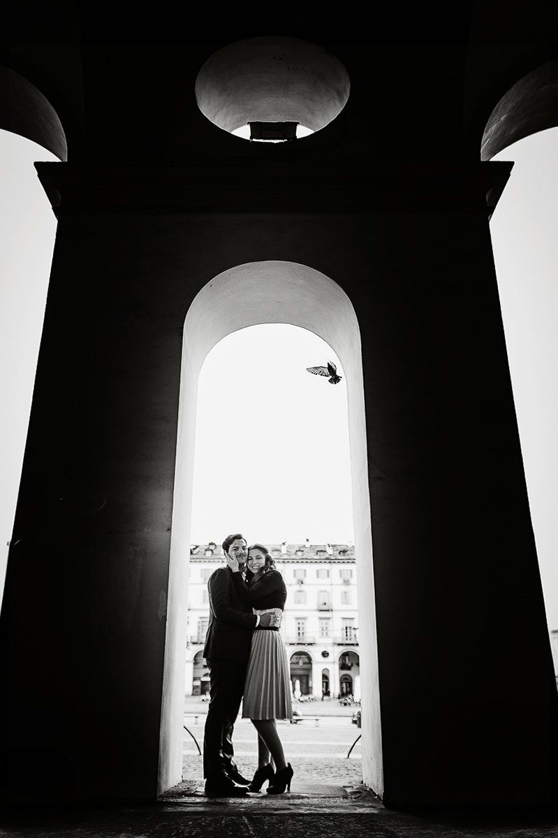 Engagement a Torino, in piazza Vittorio Veneto a Torino di Sara e Gabriel. Coppia sotto un arco dei portici