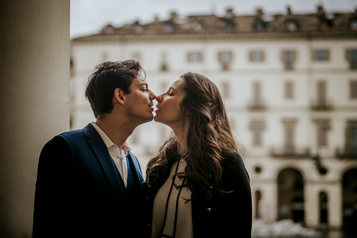Engagement a Torino, in piazza Vittorio Veneto a Torino di Sara e Gabriel. Coppia sotto un arco dei portici si bacia