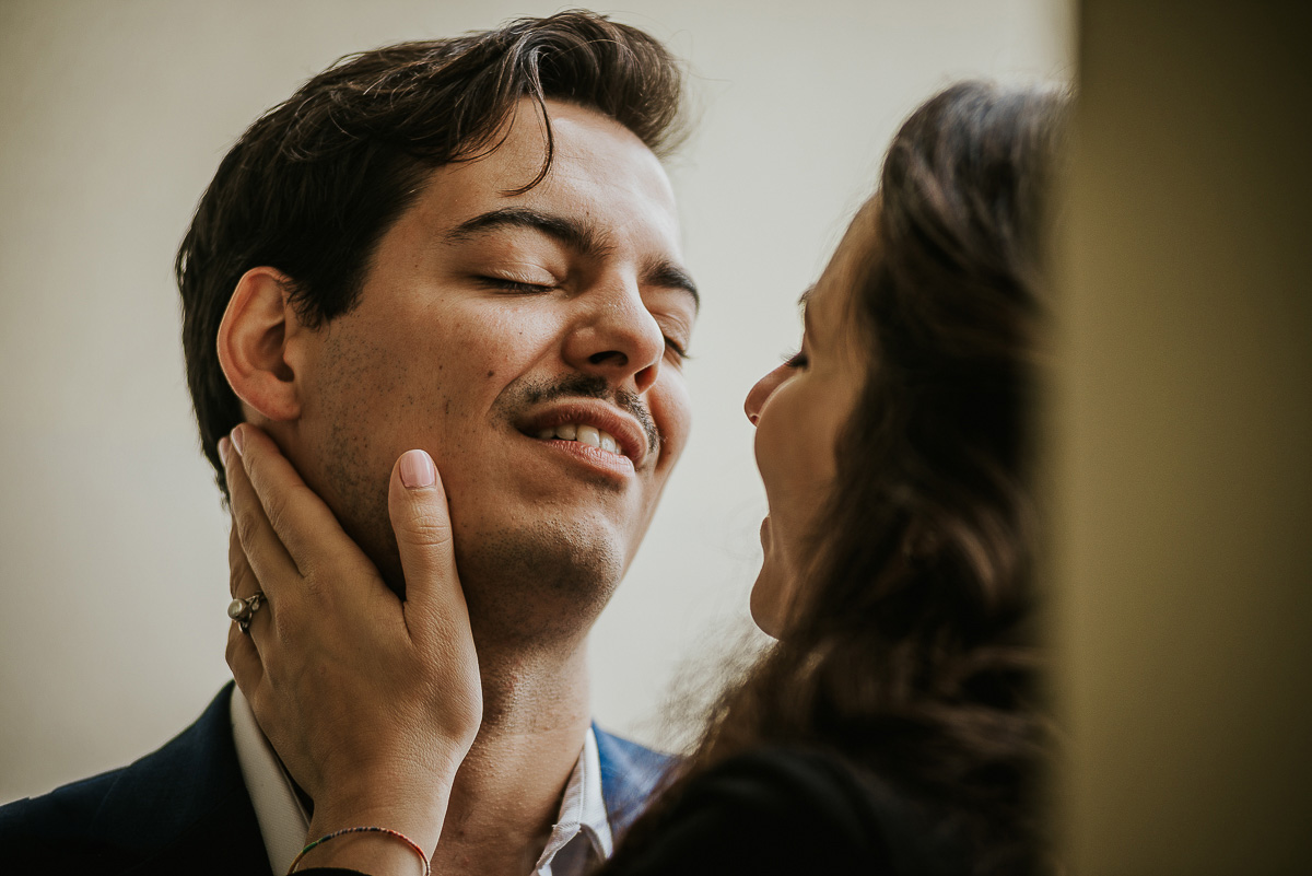 Engagement a Torino, in piazza Vittorio Veneto a Torino di Sara e Gabriel. Coppia sotto un arco dei portici