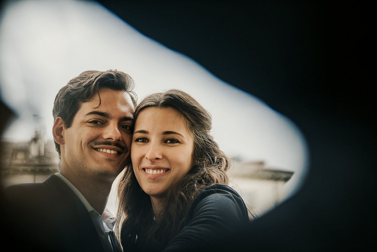 Engagement a Torino, in piazza Vittorio Veneto a Torino di Sara e Gabriel. Coppia sotto un arco dei portici