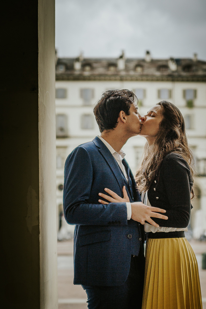 Engagement a Torino, in piazza Vittorio Veneto a Torino di Sara e Gabriel. Coppia sotto un arco dei portici