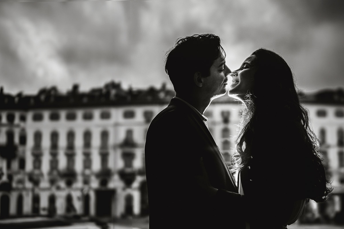 Engagement a Torino, in piazza Vittorio Veneto a Torino di Sara e Gabriel. Coppia sotto un arco dei portici Silhouette in bianco e nero.