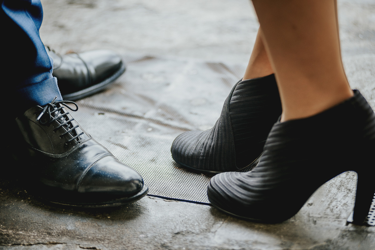 Engagement a Torino, in piazza Vittorio Veneto a Torino di Sara e Gabriel. Coppia sotto un arco dei portici Scarpe