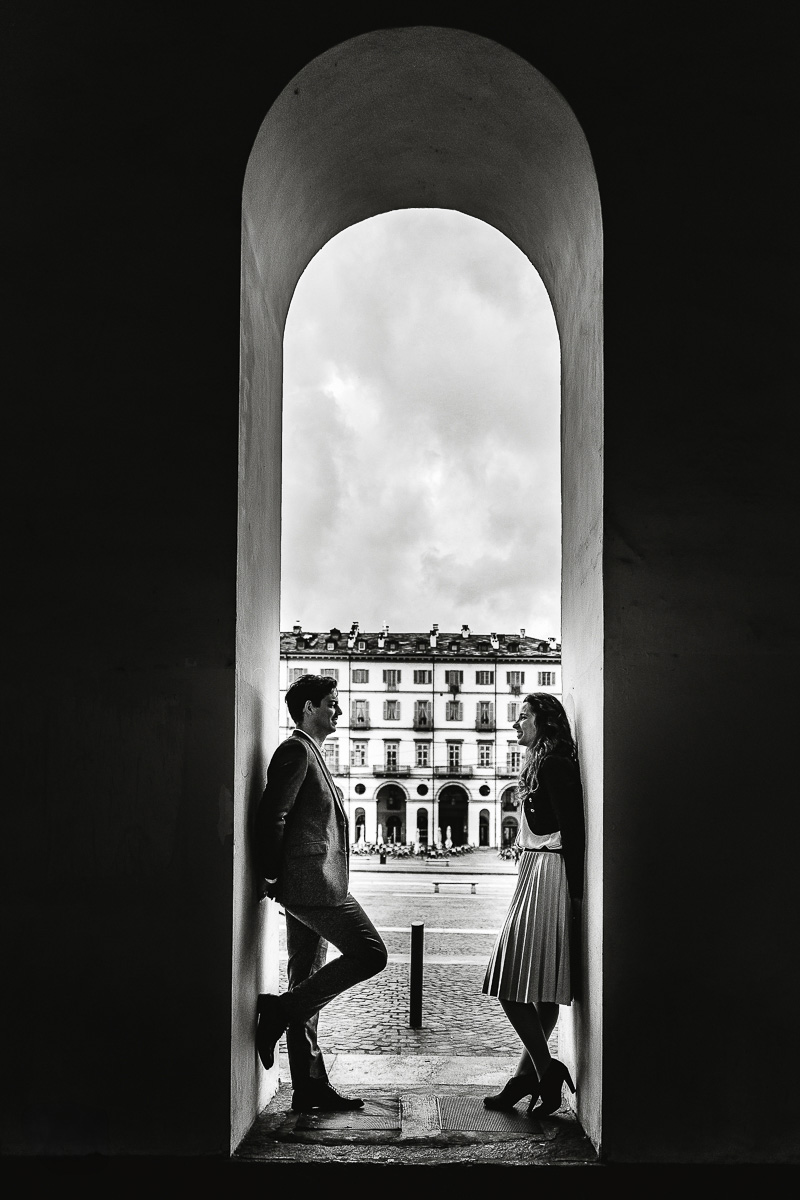 Engagement a Torino, in piazza Vittorio Veneto a Torino di Sara e Gabriel. Coppia sotto un arco dei portici