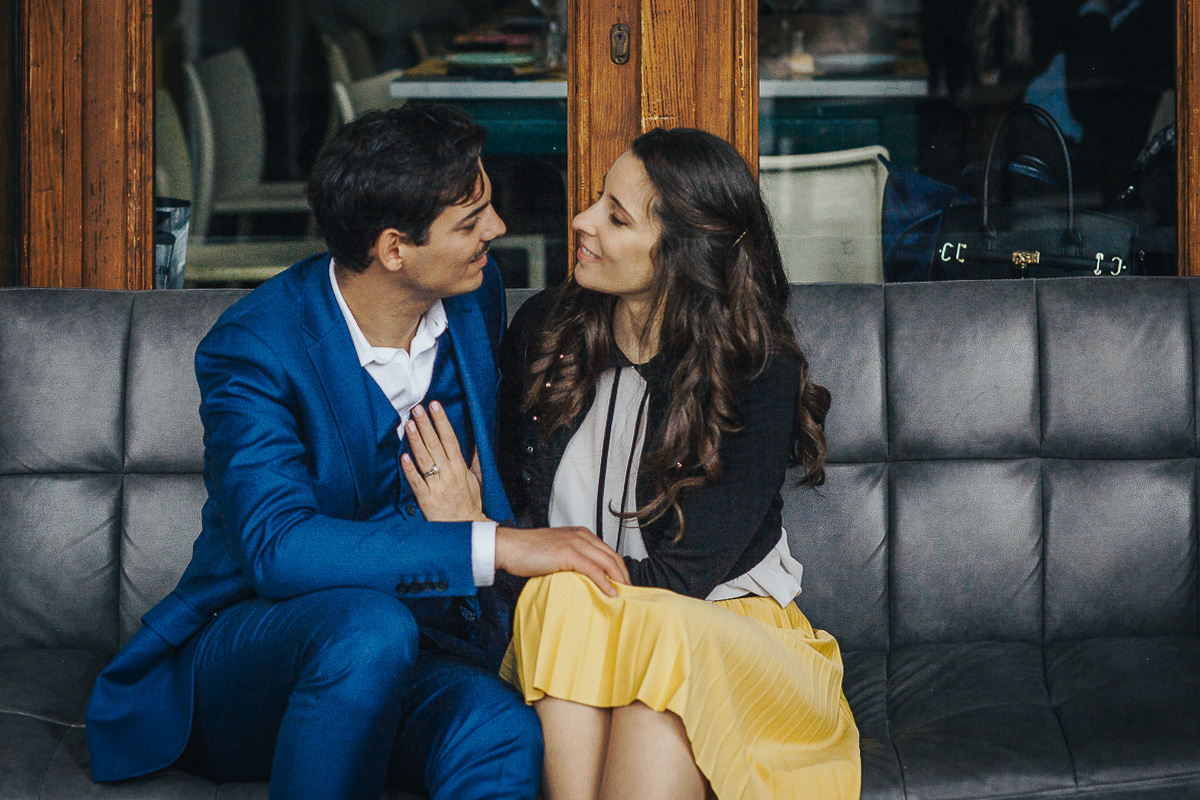 Engagement a Torino, in piazza Vittorio Veneto a Torino di Sara e Gabriel. Coppia seduta su di un divano davanti al locale "La Drogheria"