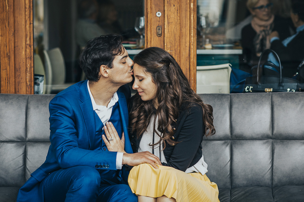 Engagement a Torino, in piazza Vittorio Veneto a Torino di Sara e Gabriel. Coppia seduta su di un divano davanti al locale "La Drogheria"