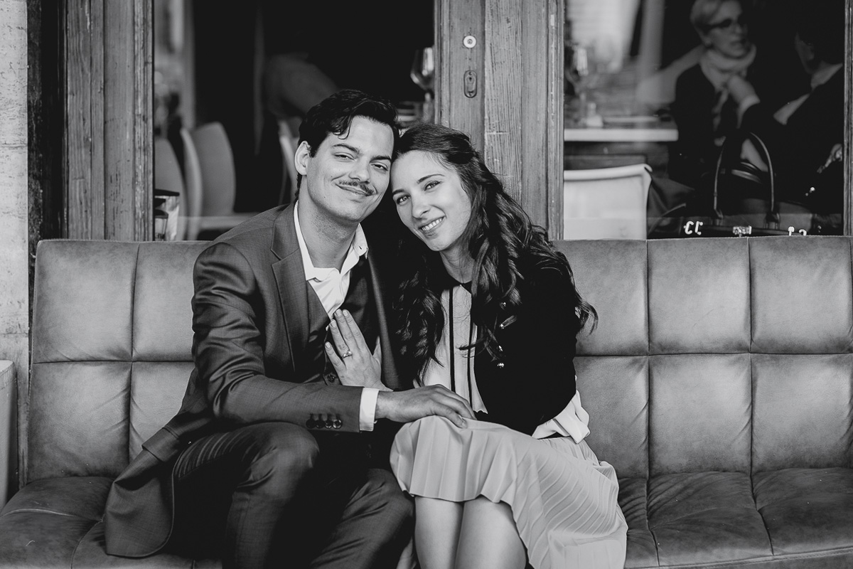 Engagement a Torino, in piazza Vittorio Veneto a Torino di Sara e Gabriel. Coppia seduta su di un divano davanti al locale "La Drogheria"