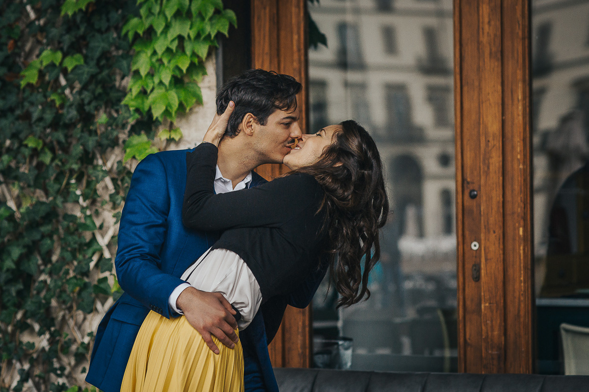 Engagement a Torino, in piazza Vittorio Veneto a Torino di Sara e Gabriel. Coppia davanti al locale "La Drogheria"