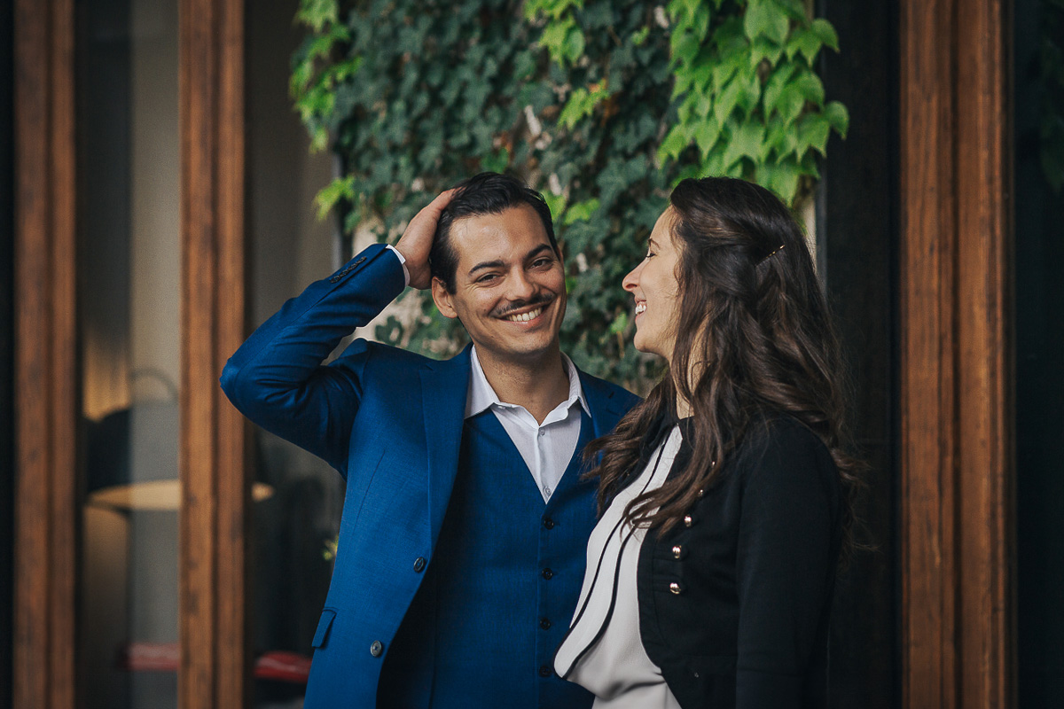 Engagement a Torino, in piazza Vittorio Veneto a Torino di Sara e Gabriel. Coppia davanti al locale "La Drogheria"
