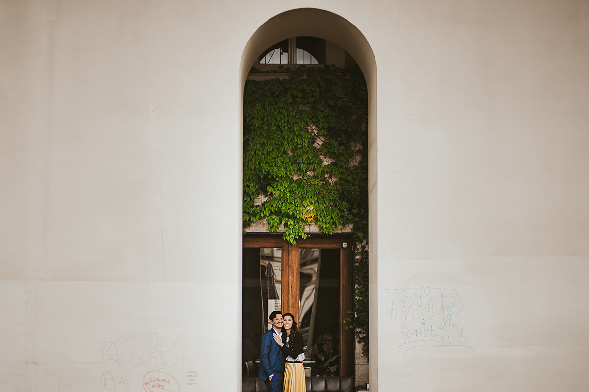 Engagement a Torino, in piazza Vittorio Veneto a Torino di Sara e Gabriel. Coppia davanti al locale "La Drogheria"