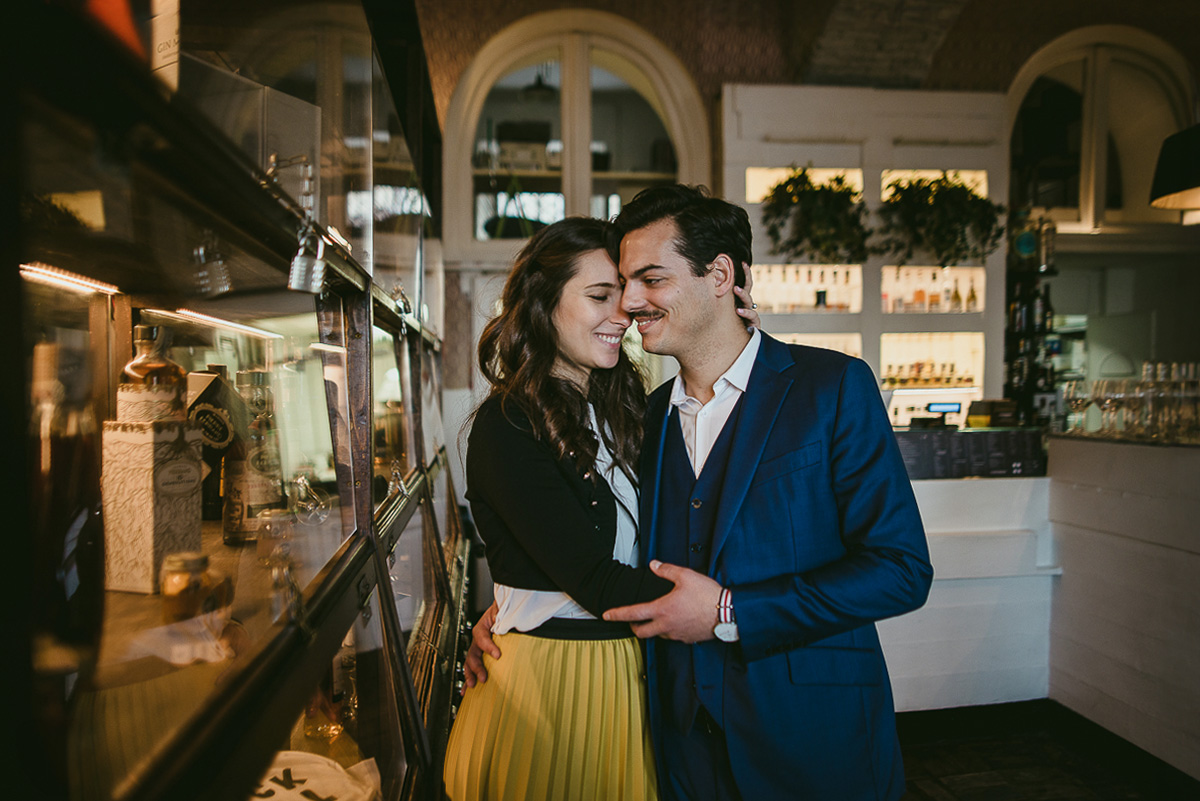 Engagement a Torino, in piazza Vittorio Veneto a Torino di Sara e Gabriel. Coppia nel locale La Drogheria