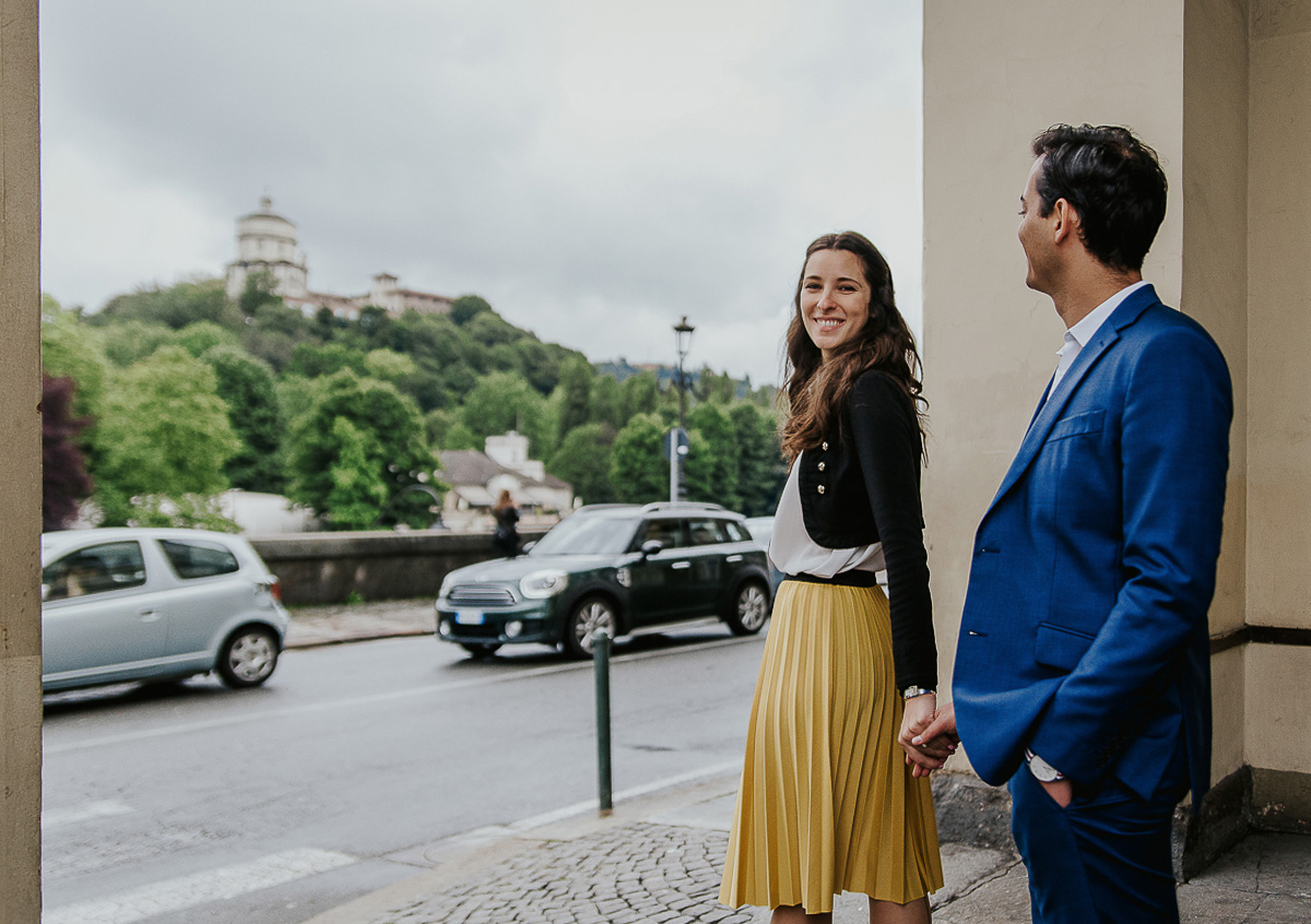 Engagement a Torino, in piazza Vittorio Veneto a Torino di Sara e Gabriel. Coppia sotto i portici.