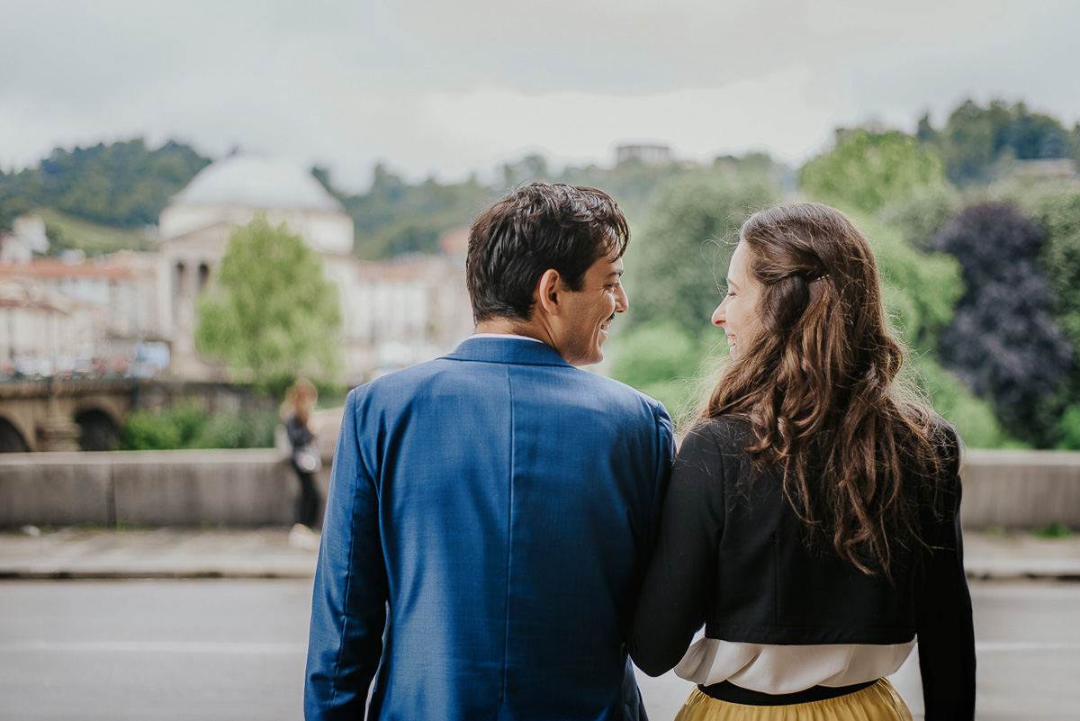 Engagement a Torino, in piazza Vittorio Veneto a Torino di Sara e Gabriel. Coppia sotto i portici.
