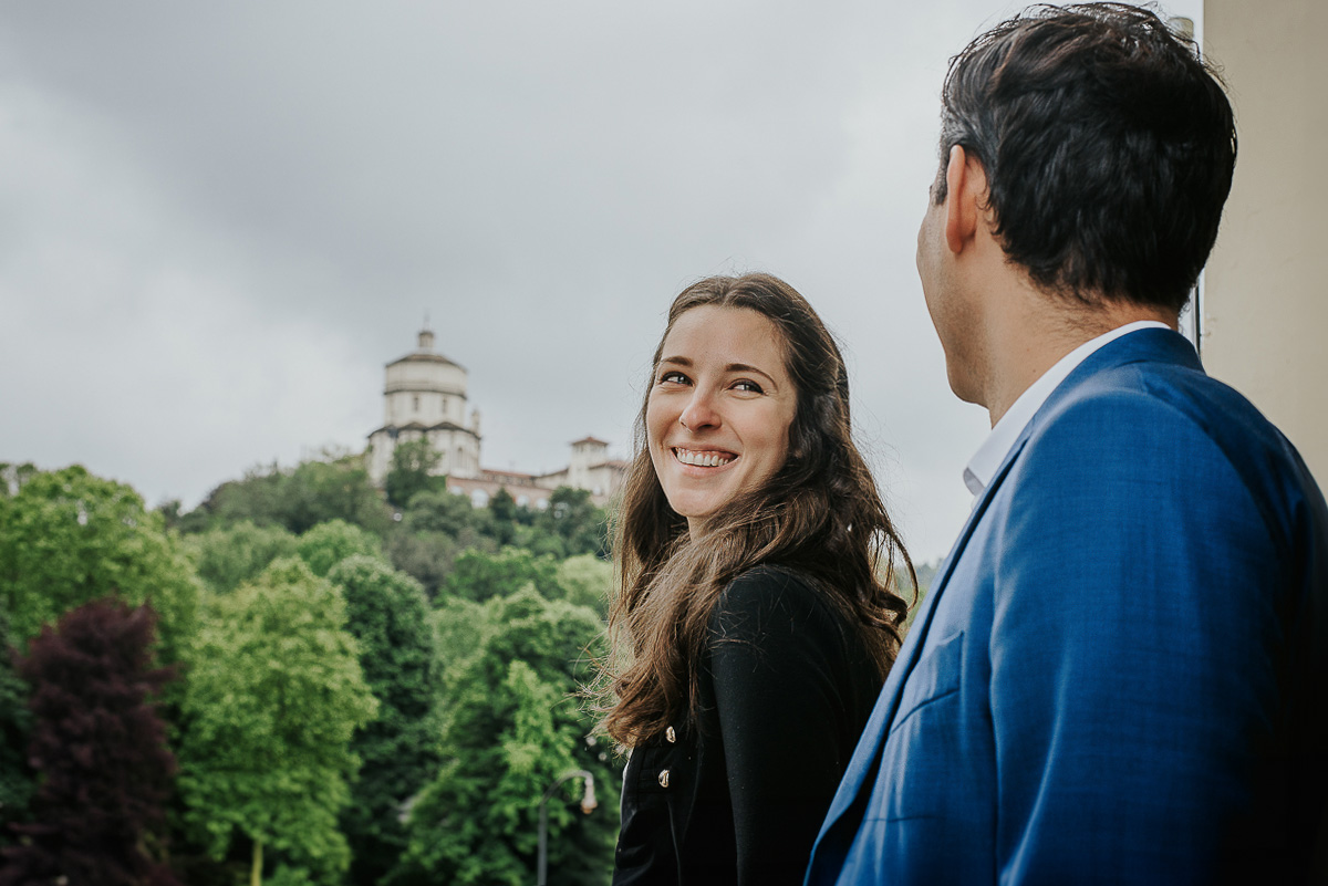 Engagement a Torino, in piazza Vittorio Veneto a Torino di Sara e Gabriel. Coppia sotto i portici. Sullo sfondo il Monte dei Cappuccini.