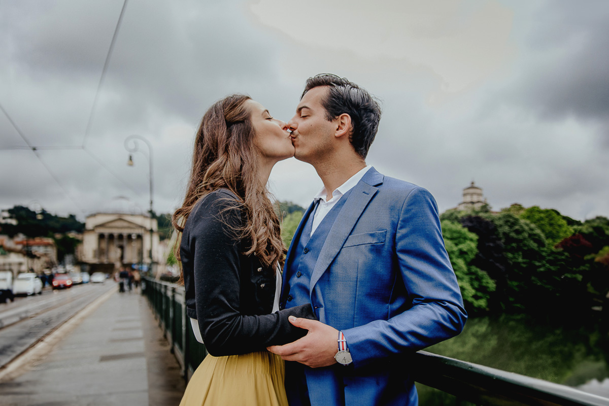 Engagement a Torino, in piazza Vittorio Veneto a Torino di Sara e Gabriel.La Coppia si bacia sul ponte della Gran Madre