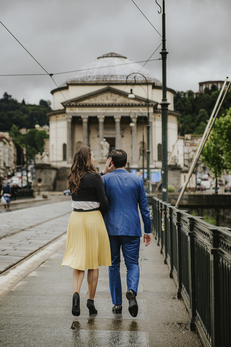 Engagement a Torino, in piazza Vittorio Veneto a Torino di Sara e Gabriel. Coppia cammina sul ponte verso la Gran Madre