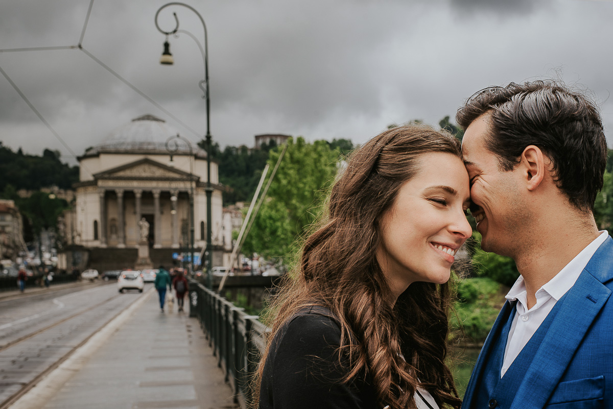 Engagement a Torino, in piazza Vittorio Veneto a Torino di Sara e Gabriel. Ritratto di coppia sul ponte della Gran Madre