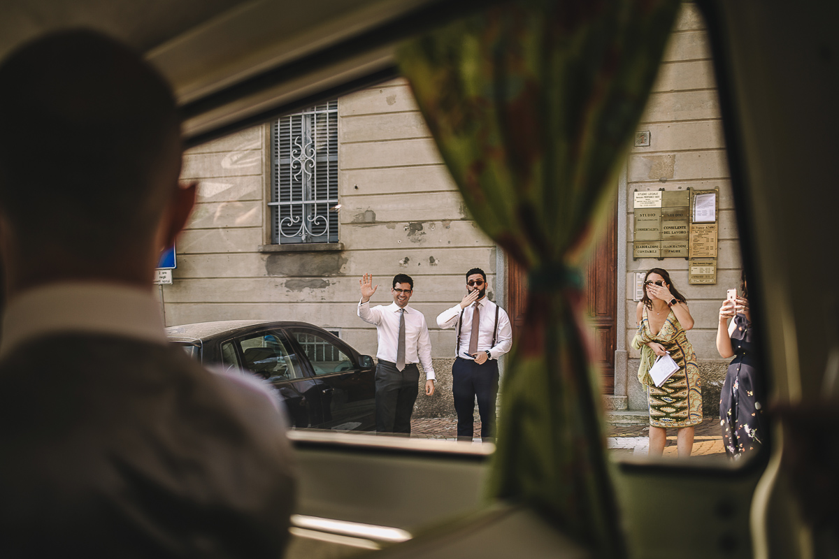Matrimonio nella Chiesa Parrocchiale di Strambino. Invitati che salutano.