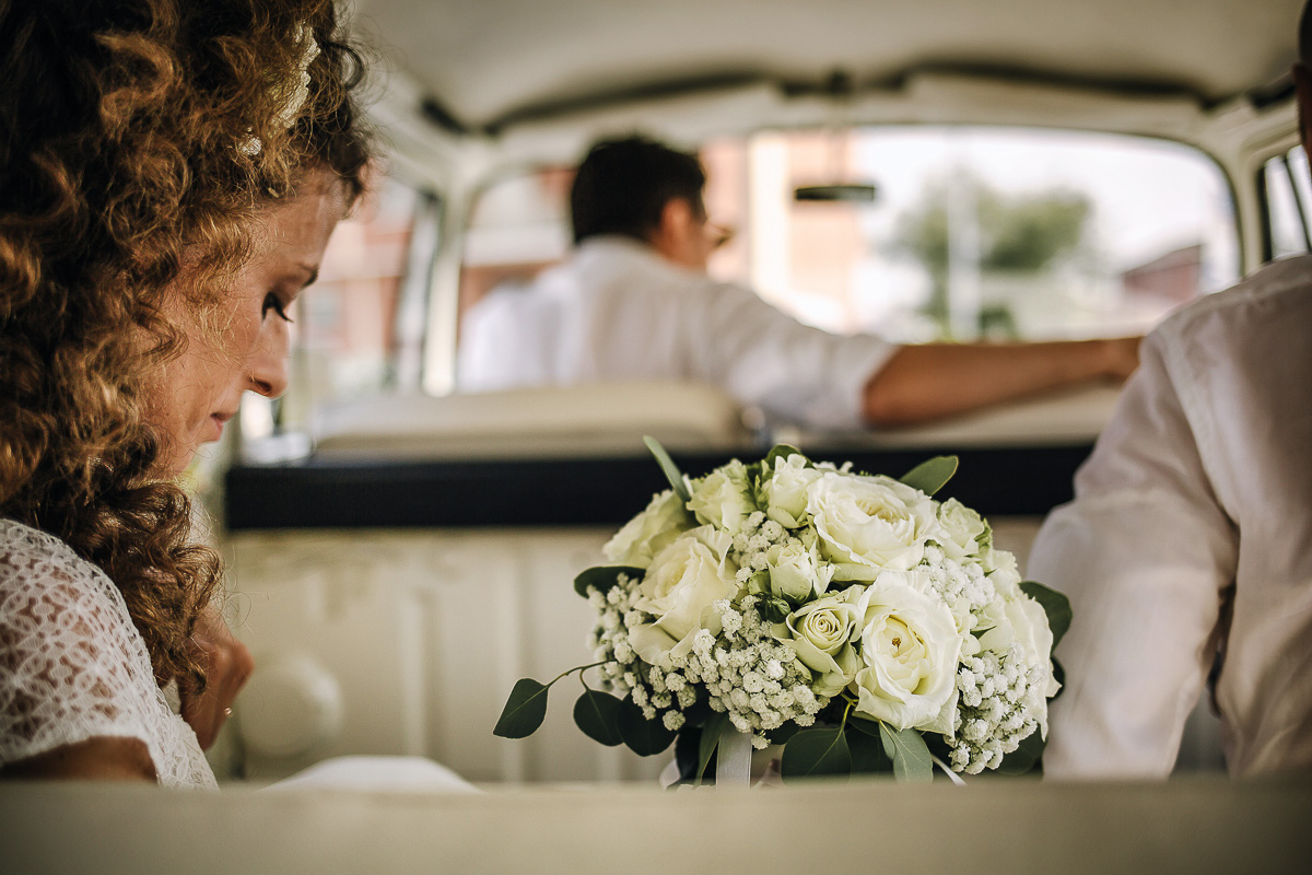 Matrimonio nella Chiesa Parrocchiale di Strambino. Sposa dentro il furgoncino Van della Wolkswagen