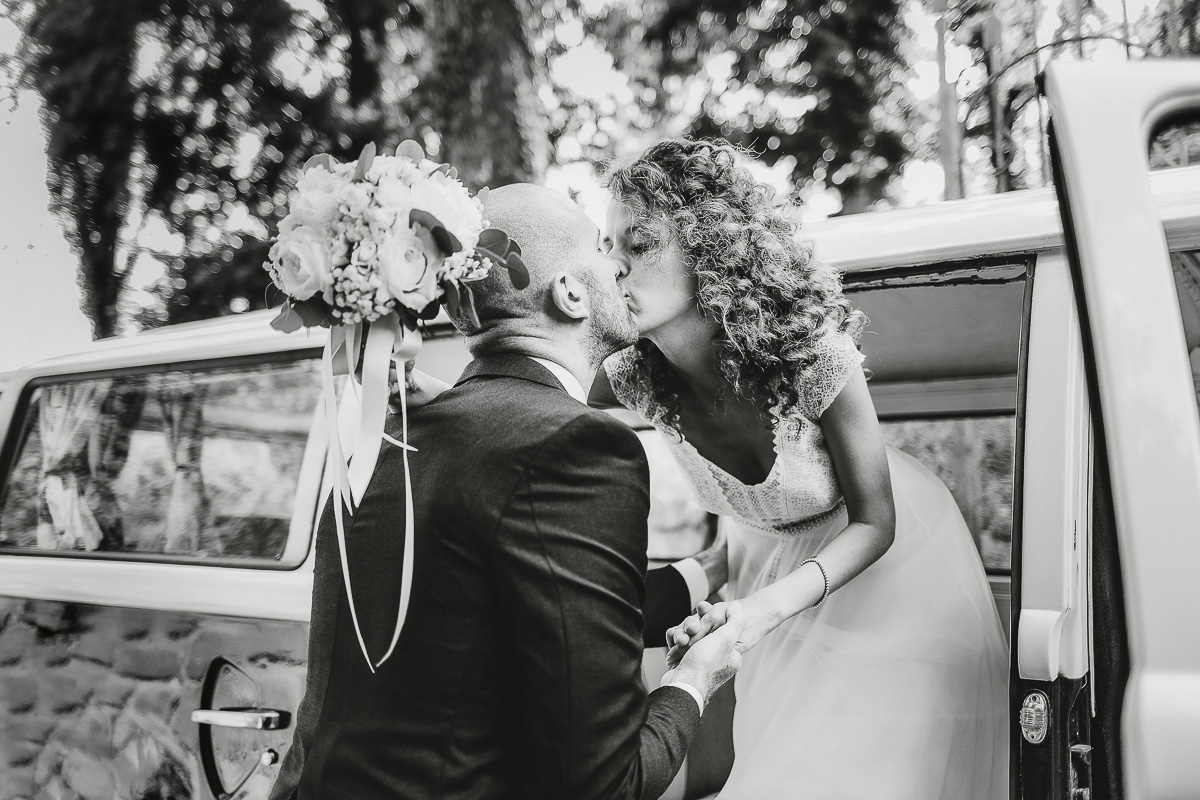 Matrimonio nella Villa dei Marchesi di Moncrivello bacio degli sposi fuori dal furgoncino Van della Wolkswagen