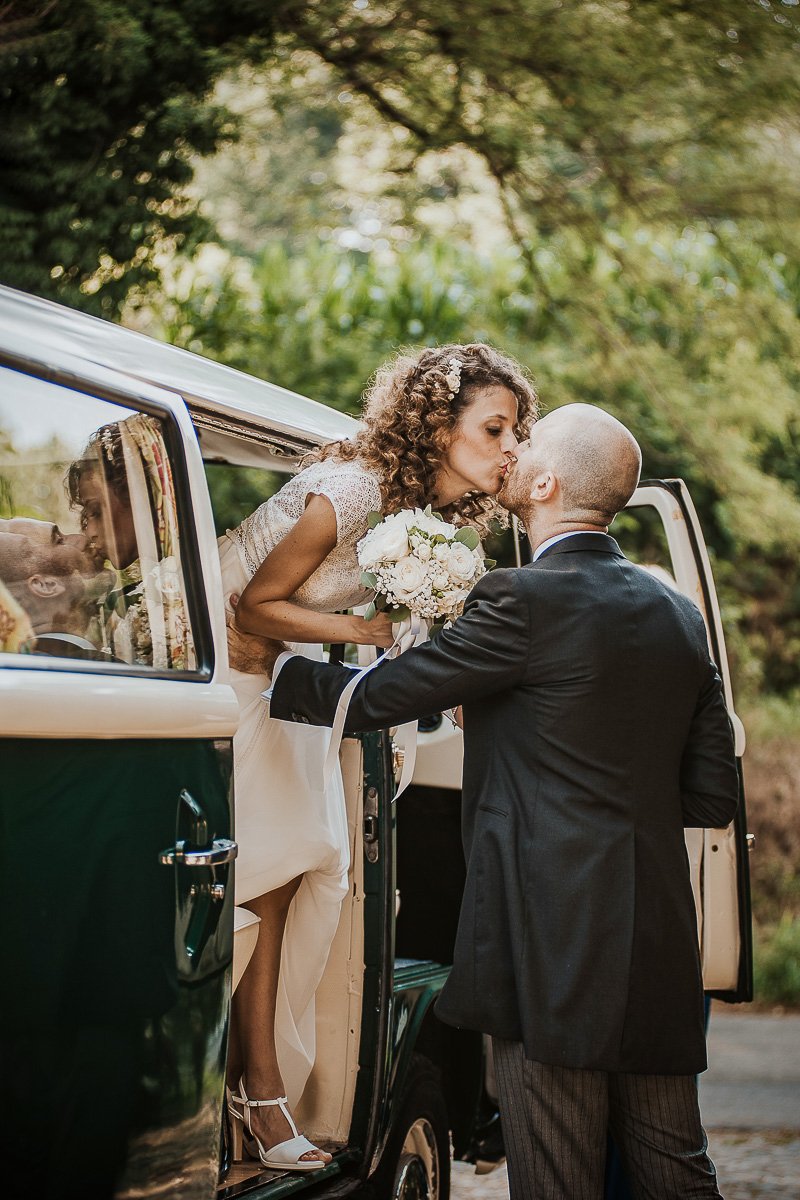 Matrimonio nella Villa dei Marchesi di Moncrivello. Bacio degli sposi mentre la sposa esce dal furgoncino Van della Wolkswagen