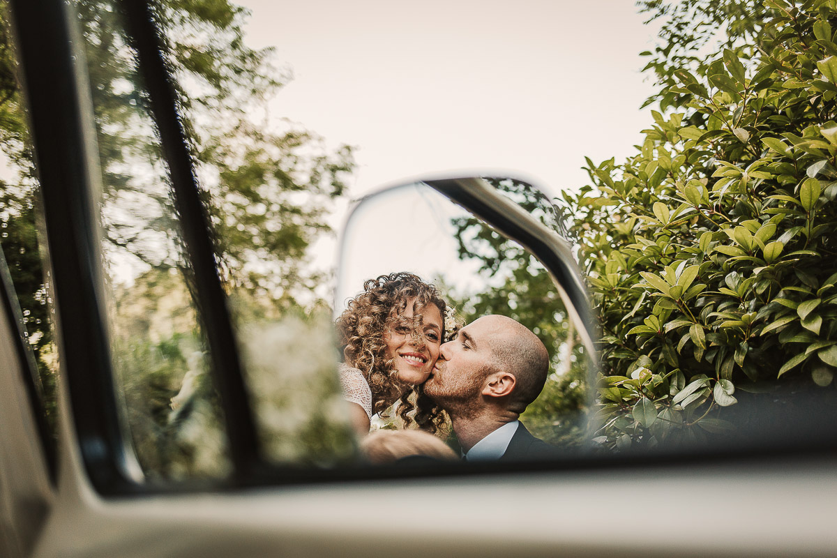Matrimonio nella Villa dei Marchesi di MoncrivelloSposi riflessi nello specchietto del furgoncino Van della Wolkswagen