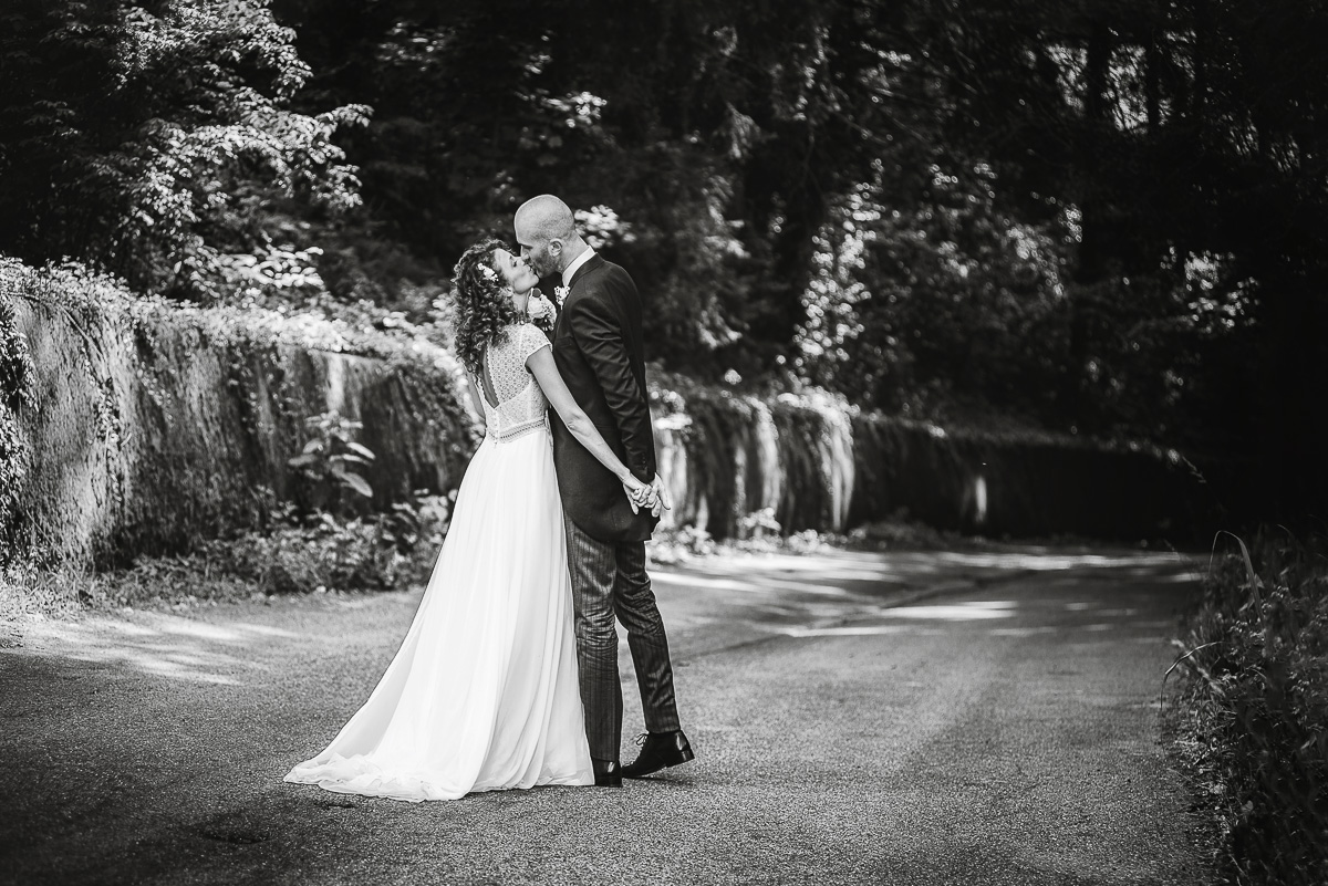 Matrimonio nella Villa dei Marchesi di Moncrivello. Servizio di coppia. Bacio degli sposi. bianco e nero.