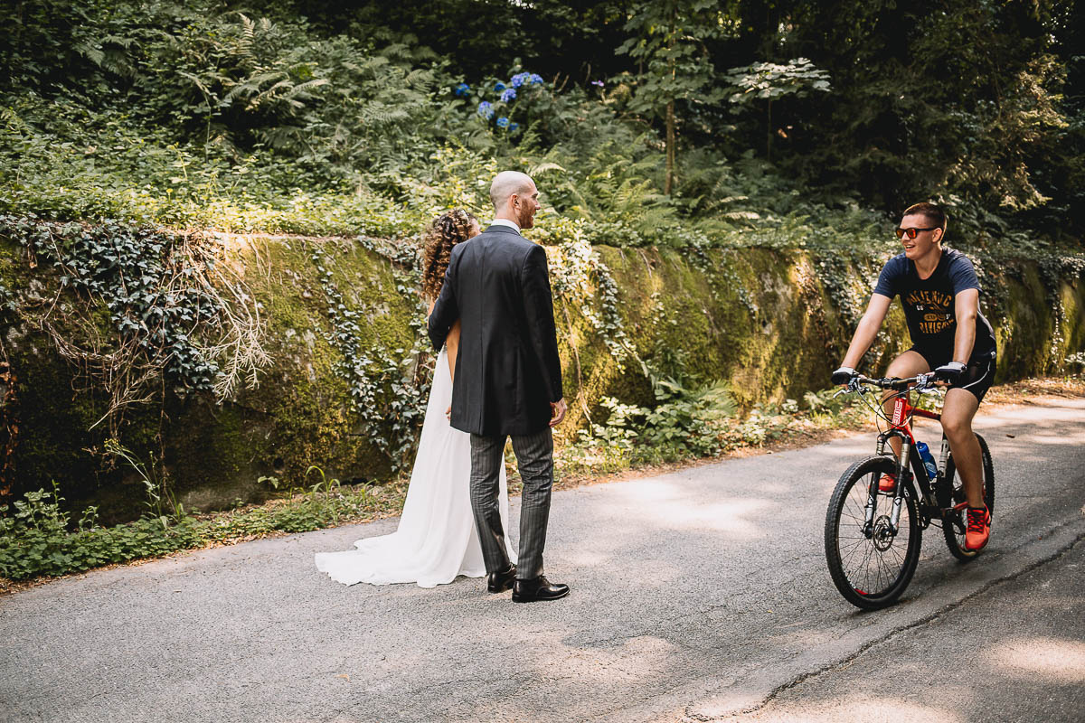 Matrimonio nella Villa dei Marchesi di Moncrivello. Servizio di coppia.Un ciclista di passaggio saluta gli sposi.