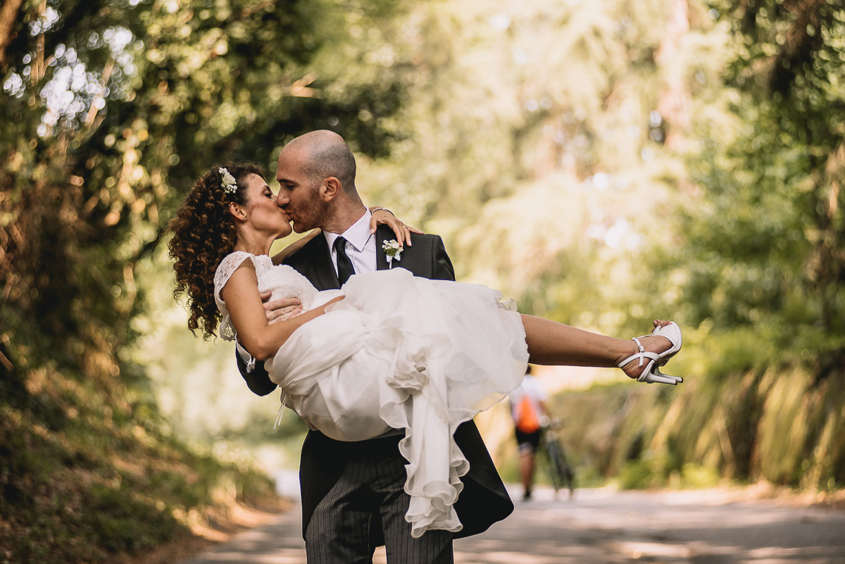Matrimonio nella Villa dei Marchesi di Moncrivello. Servizio di coppia.Sposo prende in braccio la sposa e la bacia