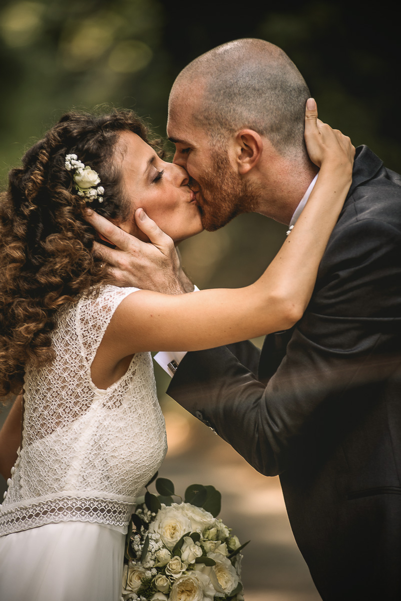 Matrimonio nella Villa dei Marchesi di Moncrivello. Servizio di coppia.Bacio