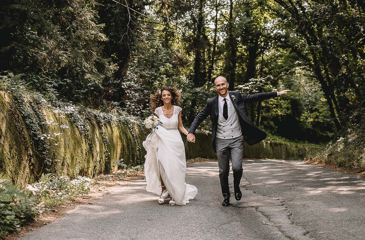 Matrimonio nella Villa dei Marchesi di Moncrivello. Servizio di coppia.Sposi che corrono.