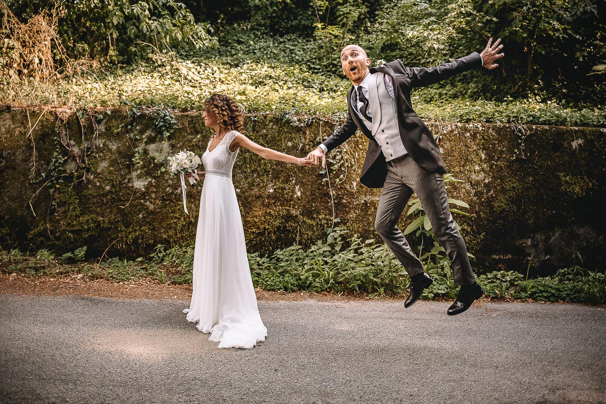 Matrimonio nella Villa dei Marchesi di Moncrivello. Servizio di coppia.Sposo che salta.