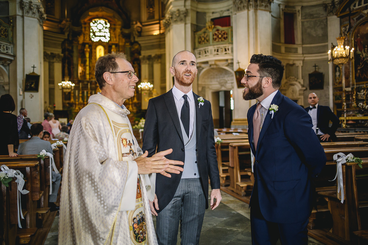 Matrimonio nella Chiesa Parrocchiale di Strambino. Sposo con testimone e sacerdote