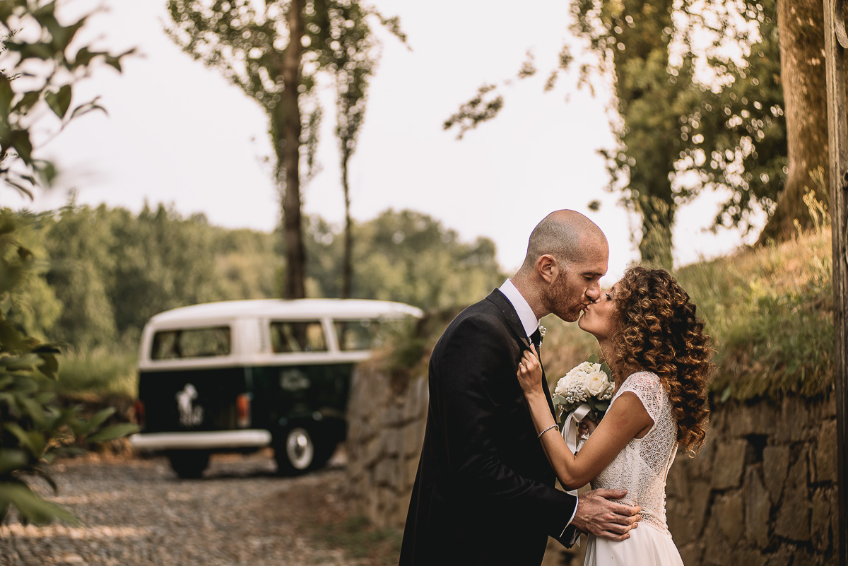 Matrimonio nella Villa dei Marchesi di Moncrivello. Servizio di coppia.Bacio davanti al furgoncino Van della Wolkswagen verde bottiglia.