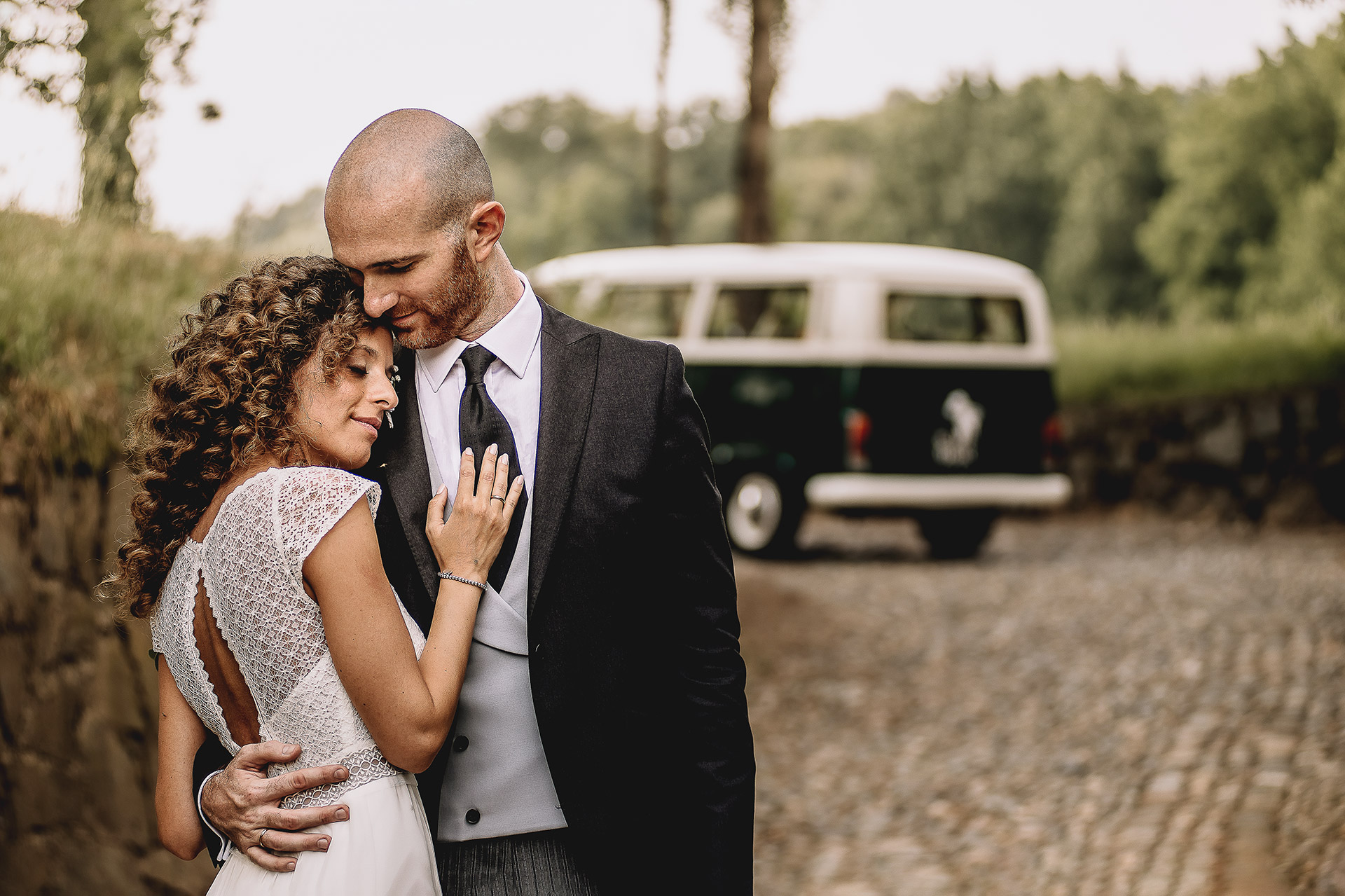 Matrimonio nella Villa dei Marchesi di Moncrivello. Servizio di coppia.Sposi davanti al furgoncino Van verde della Wolkswagen