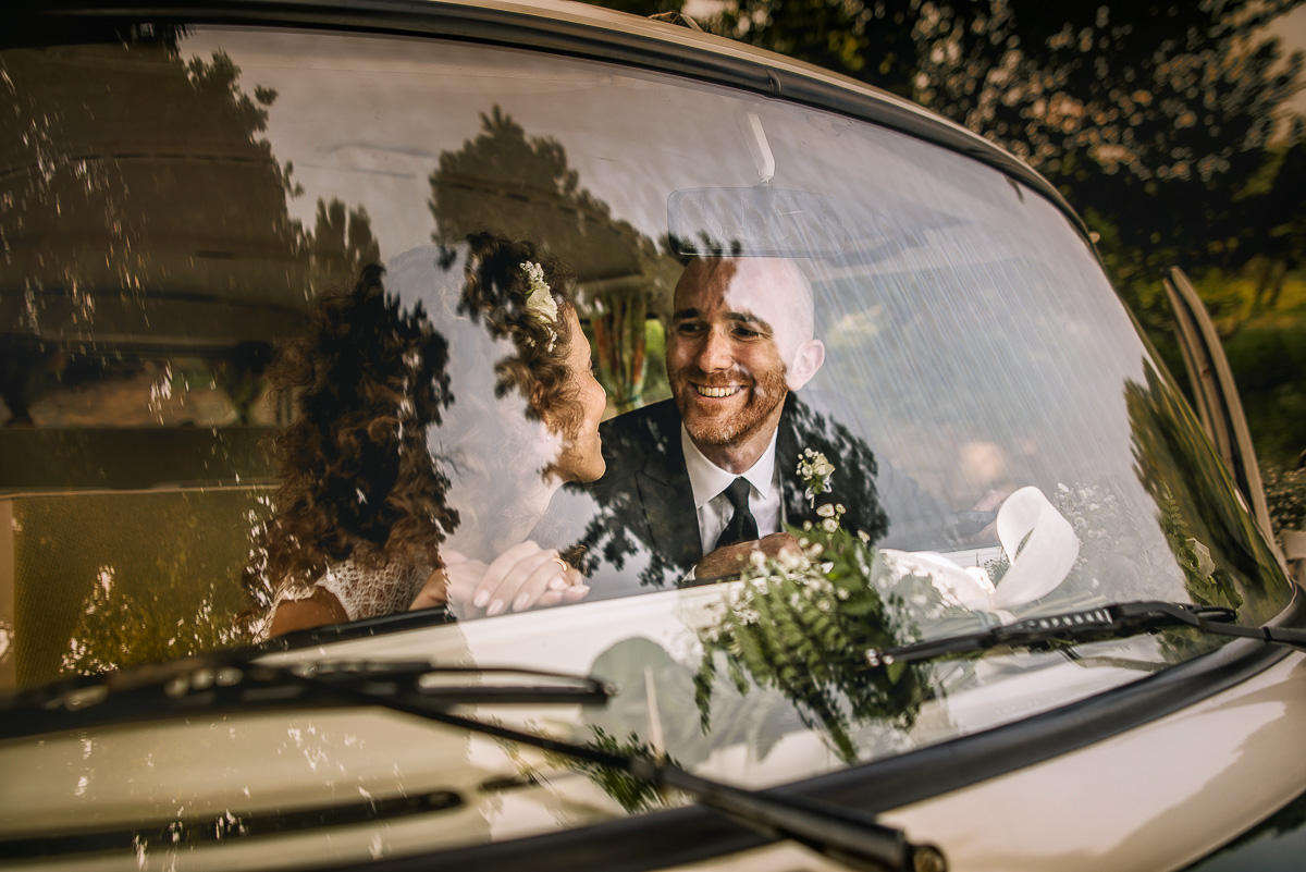 Matrimonio nella Villa dei Marchesi di Moncrivello. Servizio di coppia.Sposi dentro il furgoncino Van della Wolkswagen