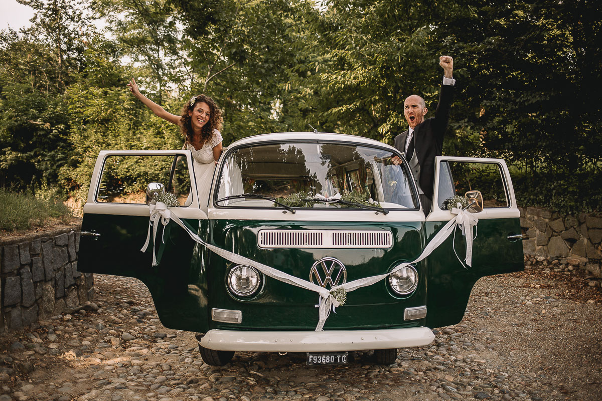 Matrimonio nella Villa dei Marchesi di Moncrivello. Servizio di coppia.Sposi che si sporgono dalle portiere del furgoncino Van della Wolkswagen