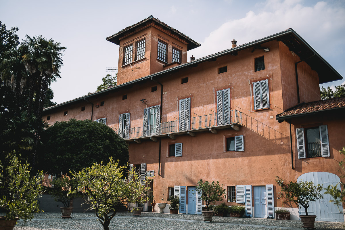 Matrimonio nella Villa dei Marchesi di Moncrivello. Servizio di coppia.Panorammica della villa.