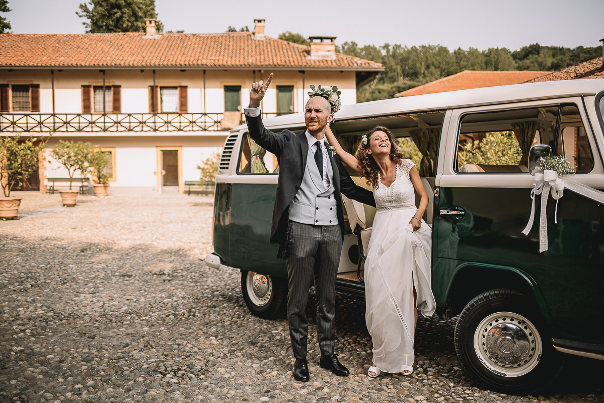 Matrimonio nella Villa dei Marchesi di Moncrivello. Servizio di coppia.Sposi che salutano.