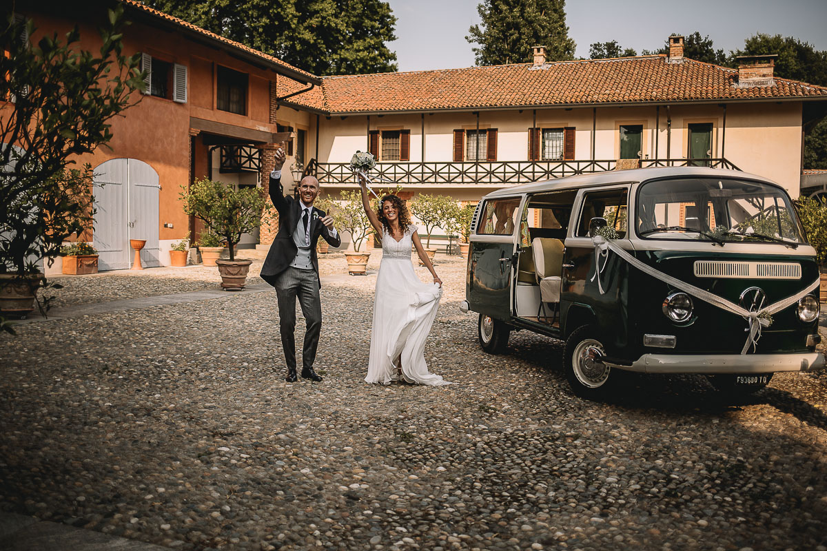 Matrimonio nella Villa dei Marchesi di Moncrivello. Servizio di coppia.Sposi che salutano dirigendosi nella zona dell'aperitivo